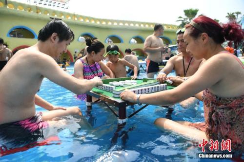 資料圖：2017年8月2日，重慶洋人街一水上樂園舉行夏季消暑活動，其中水中玩麻將吸引不少游客參與。陳超 攝