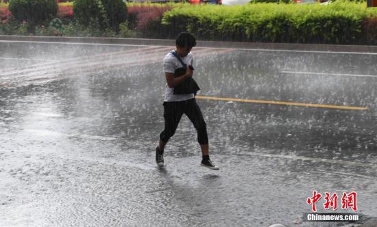 7月14日，蘭州連續(xù)幾日的高溫被一場突如其來的大雨澆灌，高溫暫時緩解。<a target='_blank' href='http://www.chinanews.com/'>中新社</a>記者 楊艷敏 攝