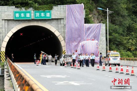 8月10日晚23時許，一輛牌號為豫C88858號的客車自成都駛往洛陽，途經京昆高速公路安康段秦嶺一號隧道南口，撞向隧道口發(fā)生交通事故。目前已造成36人死亡13人受傷，傷者已送往當?shù)蒯t(yī)院救治，事故調查工作正在進行中。張遠 攝