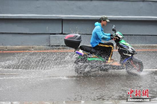 8月17日，遼寧沈陽，市民在雨中出行。<a target='_blank' href='http://www.chinanews.com/'>中新社</a>記者 于海洋 攝