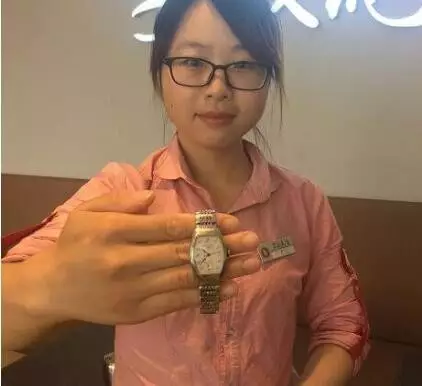 女子在飯店丟萬元名表 排列上萬手機(jī)號找出拾走者