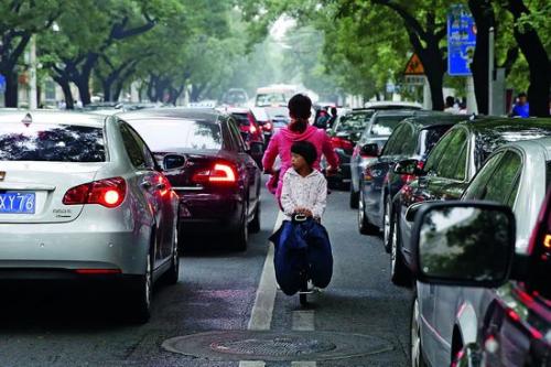 上下班高峰路段，北京的道路時常出現(xiàn)擁堵。攝影/中國新聞周刊記者 韓海丹