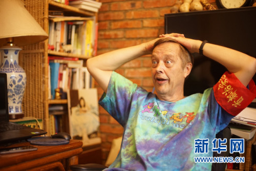 8月23日，62歲的美國大爺高天瑞(Terry crossman)的北京胡同的家中接受新華網(wǎng)專訪。近日，因為在一段“西城大媽”的宣傳視頻中出鏡，老高成為了新晉網(wǎng)紅。視頻中，老高通過一系列什剎海治安志愿活動獲得了“西城大媽”的“紅袖章”而被網(wǎng)友戲稱為“西城‘洋’大媽”。新華網(wǎng)發(fā) 王鐘毅攝