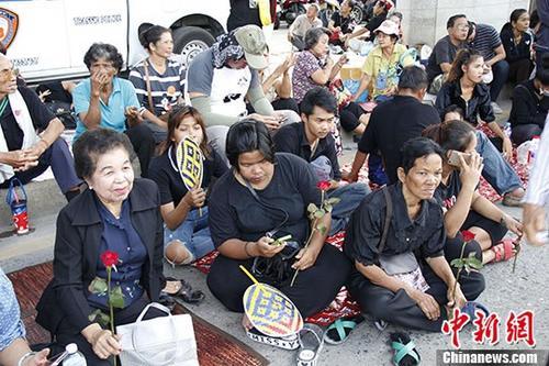 8月25日，逾千名支持者聚集在泰國(guó)最高法院外圍馬路高架橋下聲援前總理英拉。 <a target='_blank' href='http://www.chinanews.com/'>中新社</a>記者 王國(guó)安 攝