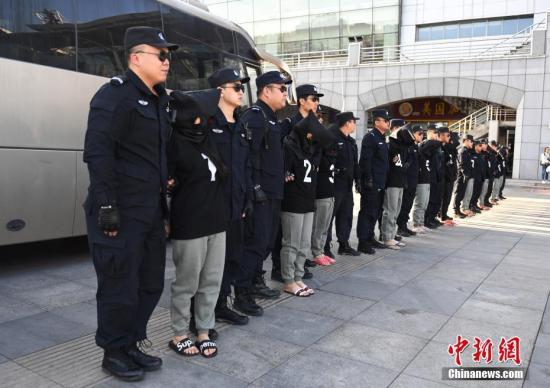 8月29日，在長春火車站，10名電信詐騙犯罪嫌疑人被長春警方從緬甸經(jīng)云南押解回國。據(jù)悉，這十名犯罪嫌疑人自2013年1月開始作案235起，跨24個省、自治區(qū)、直轄市，涉案金額360萬元人民幣。 中新社記者 張瑤 攝