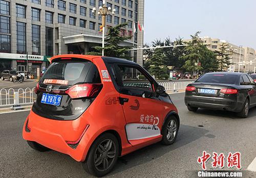 一輛橙色共享汽車正在行駛。 <a target='_blank' href='http://www.chinanews.com/'>中新社</a>記者 翟羽佳 攝