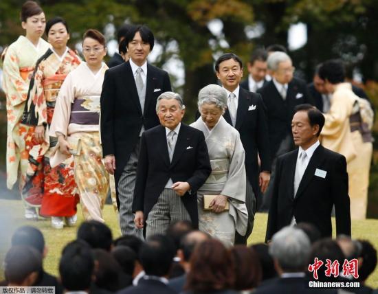 當(dāng)?shù)貢r(shí)間2014年11月6日，日本東京，天皇明仁，皇后美智子、皇太子德仁等皇室成員一同出席秋季皇家游園會(huì)。