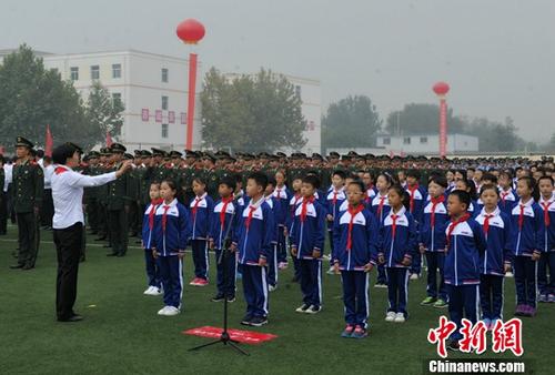 10月1日9時(shí)許，伴隨著雄壯的國歌，鮮艷的五星紅旗在雄安新區(qū)容城縣容城中學(xué)操場升起。這是雄安新區(qū)設(shè)立之后，首次舉行慶祝國慶“升國旗、唱國歌”儀式。圖為合唱《歌唱祖國》等曲目。<a target='_blank' href='http://www.chinanews.com/'>中新社</a>記者 韓冰 攝