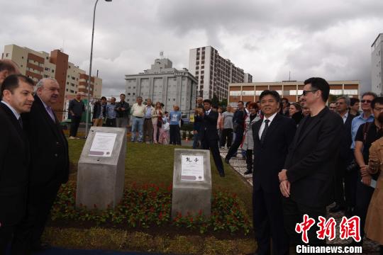 中國僑網(wǎng)圖為中國駐巴西大使李金章（右二）和巴西庫里蒂巴市市長拉斐爾·格雷卡（左二）等為“中國廣場”揭幕。　莫成雄　攝