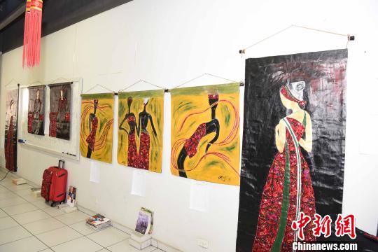 圖為“多彩貴州南美書畫展”繪畫作品?！∧尚?攝