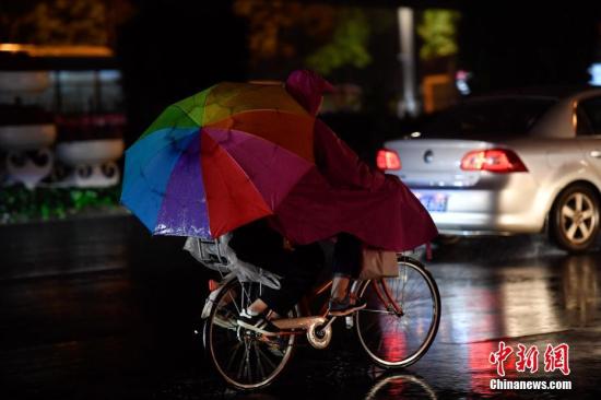 10月10日，市民雨中騎行。俗話說“一場秋雨一場寒”，寒露節(jié)氣剛過，陰雨天氣到訪昆明，氣溫下降，“春城”秋意漸濃。<a target='_blank' href='http://www.chinanews.com/'>中新社</a>記者 劉冉陽 攝