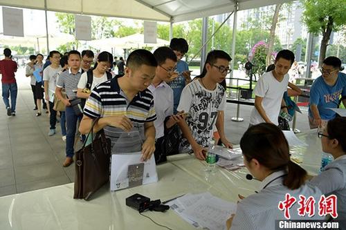 資料圖：成都天府新區(qū)等一些政務(wù)服務(wù)中心申請(qǐng)、等待辦理落戶手續(xù)的民眾排起長(zhǎng)隊(duì)等待辦理。 <a target='_blank' href='http://www.chinanews.com/'>中新社</a>記者 劉忠俊 攝