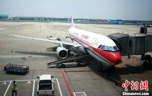 資料圖：停機坪上正在上客的客機。 <a target='_blank' href='http://www.chinanews.com/'>中新社</a>記者 劉忠俊 攝