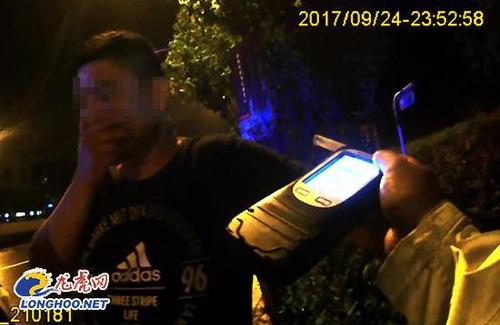 酒駕男欲逃檢測(cè)喊朋友助陣 叫來(lái)20名小弟做俯臥撐