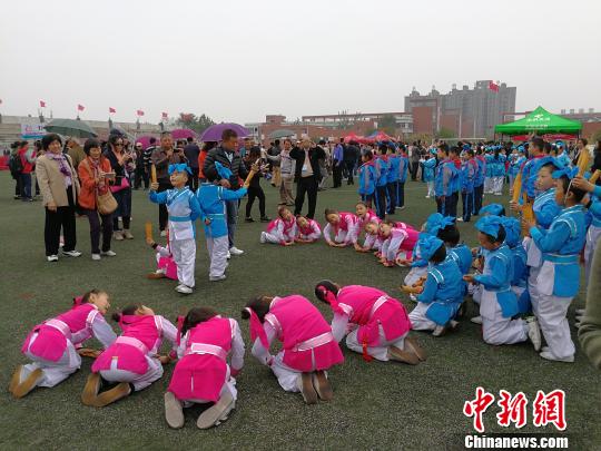 中國僑網(wǎng)海外華校校董紛紛在山西河津中學(xué)的特色教學(xué)展示項目“國學(xué)經(jīng)典誦讀”展示區(qū)駐足?！罱苡ⅰz