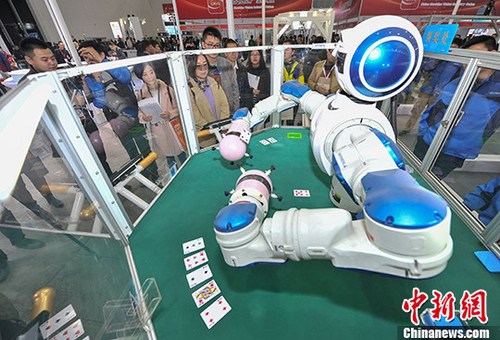 可以玩撲克牌的雙臂機(jī)器人吸引眾多參觀者。 <a target='_blank' href='http://www.chinanews.com/'>中新社</a>記者 張暢 攝