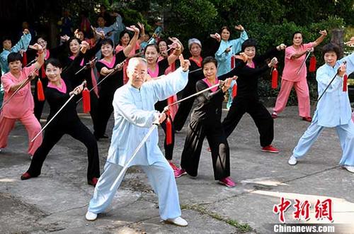 10月25日，福建老年人武術(shù)展演迎重陽節(jié)。 <a target='_blank' href='http://www.chinanews.com/'>中新社</a>記者 劉可耕 攝