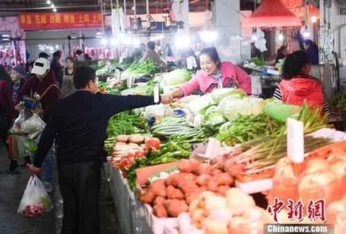 資料圖：重慶一農(nóng)貿(mào)市場(chǎng)內(nèi)菜商正在忙碌賣(mài)菜。<a target='_blank' href='http://www.chinanews.com/'>中新社</a>記者 陳超 攝