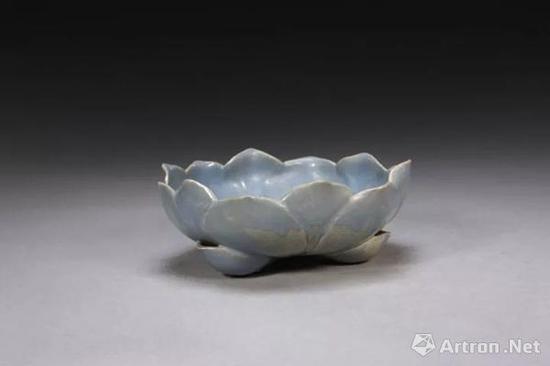 宜興窯仿鈞天藍釉蓮花式洗，明，高7.1cm,口徑19.3cm,足距10cm.