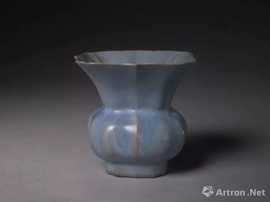 宜興窯仿鈞天藍釉方渣斗，明，高8cm,口邊長8.6cm,足邊長4.3cm.