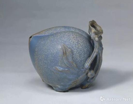 宜興窯桃式水注，明，通高11.9cm,腹徑12cm.