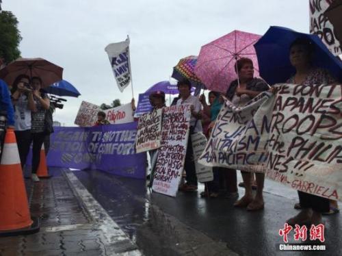 資料圖：此前，菲律賓慰安婦幸存者等民間團(tuán)體在日本駐菲律賓大使館前舉行示威抗議，要求日本政府就慰安婦問題道歉并賠償。