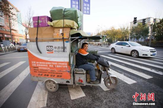 資料圖：山西太原，一輛滿載包裹的快遞配送車。 張云 攝