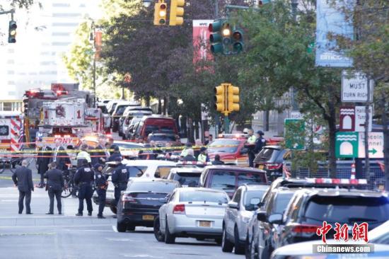 大量警力聚集在紐約曼哈頓西側(cè)快速路卡車撞人恐怖襲擊現(xiàn)場(chǎng)。 <a target='_blank' href='http://www.chinanews.com/'>中新社</a>記者 廖攀 攝