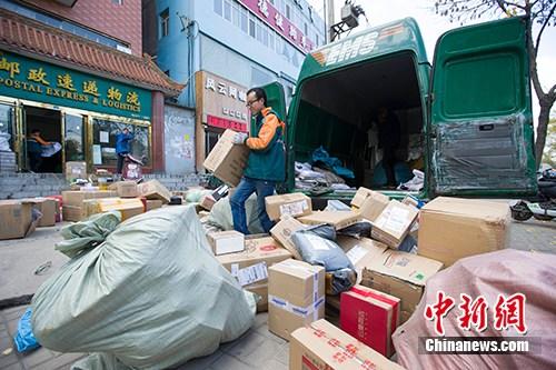 資料圖：物流工作人員正在分揀快遞。<a target='_blank' href='http://www.chinanews.com/'>中新社</a>記者 張?jiān)?攝