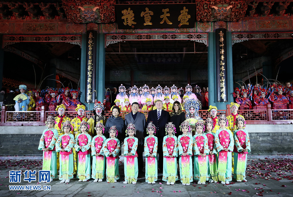 　11月8日，國家主席習(xí)近平和夫人彭麗媛陪同來華進(jìn)行國事訪問的美國總統(tǒng)特朗普和夫人梅拉尼婭參觀故宮博物院。這是兩國元首夫婦共同欣賞京劇表演后同演員們合影。4