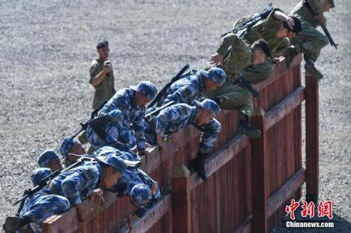 資料圖為中俄雙方海軍陸戰(zhàn)隊員翻越圍墻障礙。<a target='_blank' href='http://www.chinanews.com/'>中新社</a>記者 任東 攝