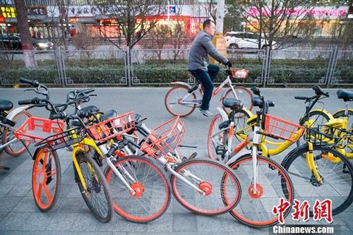 資料圖：山西太原，民眾正在使用共享單車。<a target='_blank' href='http://www.chinanews.com/'>中新社</a>記者 張云 攝