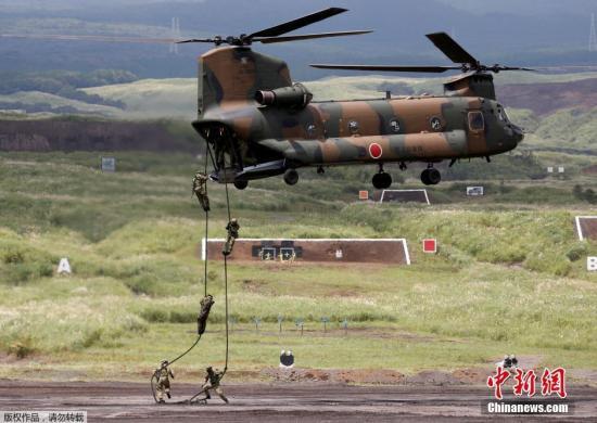 資料圖：日本自衛(wèi)隊隊員進行機降演習(xí)。