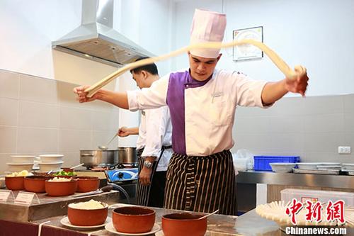 8月21日，由中國駐泰國孔敬總領(lǐng)事館與泰國孔敬大學(xué)孔子學(xué)院聯(lián)合主辦的“中國廚房”在孔敬孔子學(xué)院開幕，首屆“食全食美”中國美食文化節(jié)活動也同時舉行，為中泰文化交流搭建起一個新平臺。 <a target='_blank' href='http://www.chinanews.com/'>中新社</a>記者 胡琳 攝