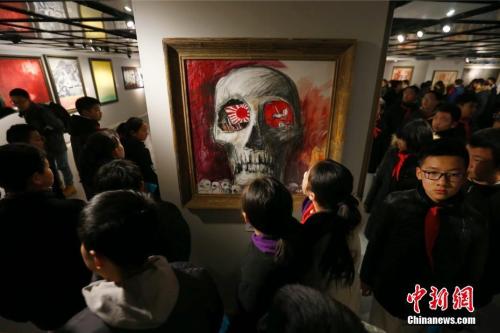 圖為學生觀看展覽。 <a target='_blank' href='http://www.chinanews.com/'>中新社</a>記者 富田 攝