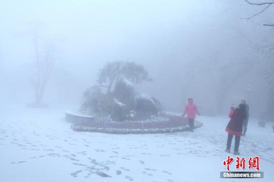 受強冷空氣影響，12月16日清晨，江西廬山風(fēng)景區(qū)降下2017年入冬第一場雪。 吳健 攝