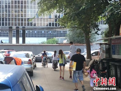 資料圖：北京某幼兒園門口，家長接孩子放學(xué)。<a target='_blank' href='http://www.chinanews.com/' >中新網(wǎng)</a>記者 湯琪 攝