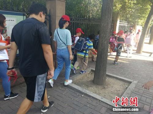 資料圖：某托管機構(gòu)接小學(xué)生放學(xué)。<a target='_blank' href='http://www.chinanews.com/' >中新網(wǎng)</a>記者 張尼 攝