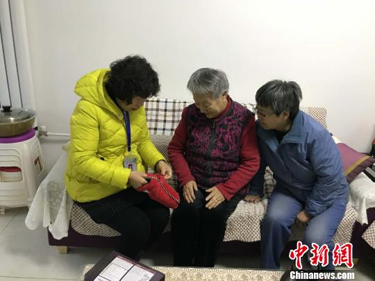 山西太原“女兒團(tuán)”：敲門“敲”出老人的幸福感