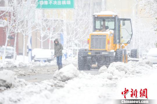 拋錨的鏟雪車。　張婭子 攝