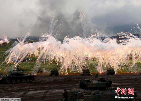 當(dāng)?shù)貢r間8月25日，日本自衛(wèi)隊在富士山附近的Higashifuji軍事訓(xùn)練基地展開一年一度的軍事演習(xí)。圖為日本自衛(wèi)隊裝甲部隊進行實彈射擊訓(xùn)練。