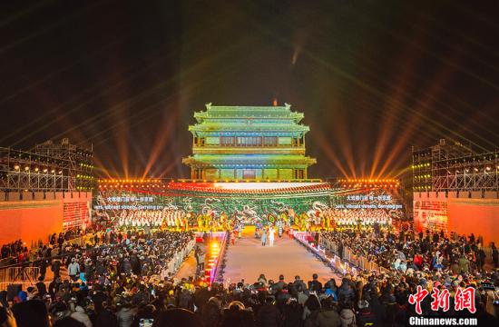 2018年1月1日，2018北京新年倒計時活動暨北京冰雪文化旅游節(jié)開幕式在北京永定門南廣場舉行。多國駐華使節(jié)、首都各行業(yè)的“北京榜樣”、北京旅游行業(yè)代表、中外游客、學生和市民代表共一千余人共同迎接新年的到來。永定門城樓屹立于北京中軸線的起點。這條被譽為北京古城靈魂和脊梁的中軸線，是世界上現(xiàn)存最長、最完整的古代城市軸線，既延續(xù)著歷史文脈，展現(xiàn)了古都風韻，又體現(xiàn)了現(xiàn)代文明的魅力，彰顯著首都風范。 <a target='_blank' href='http://www.chinanews.com/' >中新網(wǎng)</a>記者 富宇 攝