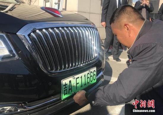 長春市民為愛車安裝新能源汽車專用號牌。 <a target='_blank' href='http://www.chinanews.com/'>中新社</a>記者 張瑤 攝