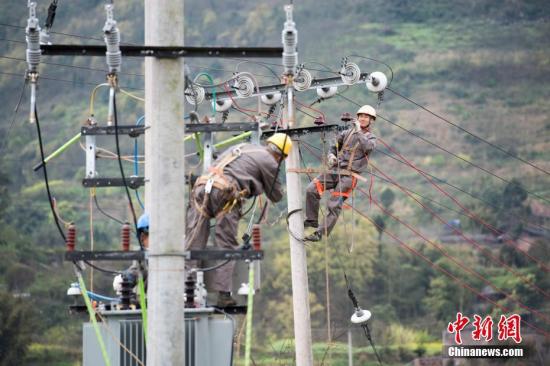 資料圖：供電公司電力工人正在對一處變壓器進(jìn)行用電安全檢查。周毅 攝