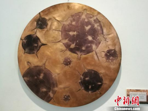 圖為展出的一副畫(huà)作?！⊥鹾谓?攝