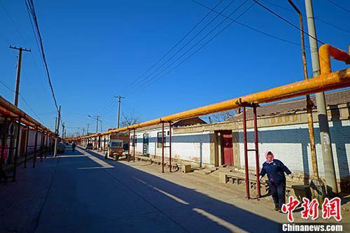 資料圖：天津市西青區(qū)辛口鎮(zhèn)郭莊子村，電代煤供暖管道通入家家戶戶。 <a target='_blank' href='http://www.chinanews.com/'>中新社</a>記者 佟郁 攝