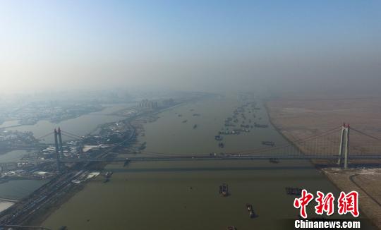 中國第一大跨徑鋼桁梁懸索橋通車環(huán)洞庭湖高速圈形成