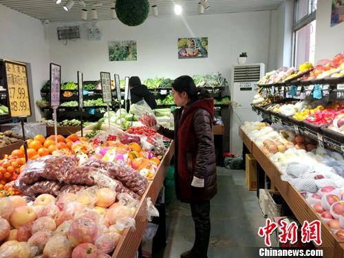 北京居民在購物。<a target='_blank' href='http://www.chinanews.com/' >中新網</a>記者 李金磊 攝