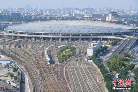 資料圖：列車開(kāi)出北京南站。<a target='_blank' href='http://www.chinanews.com/'>中新社</a>記者 崔楠 攝