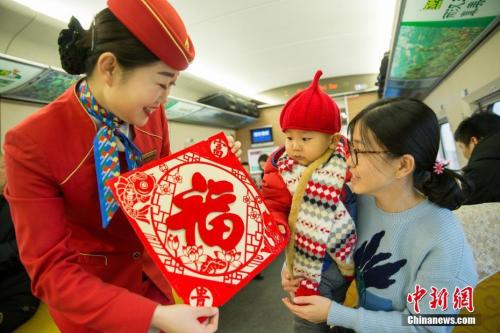 乘務(wù)員在給旅客送福。王曙天 攝